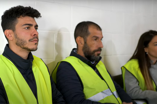 Alumnos esperando para realizar las prácticas con las carretillas elevadoras.