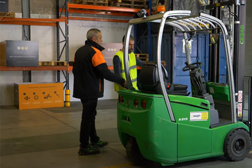 Profesor enseñando en la parte práctica el funcionamiento y el ejercicio práctico que debe realizar el alumno del cursod e carretillas elevadoras.