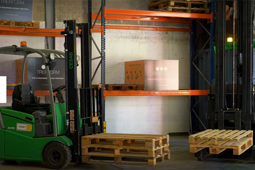 carretilla elevadora en almacén.