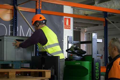 oparaio trabajando con una transpaleta.