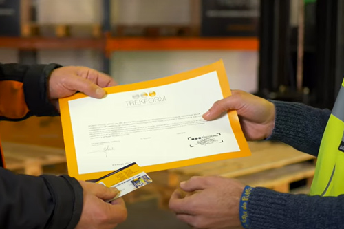 Trabajador en almacén trabajando con un apilador.