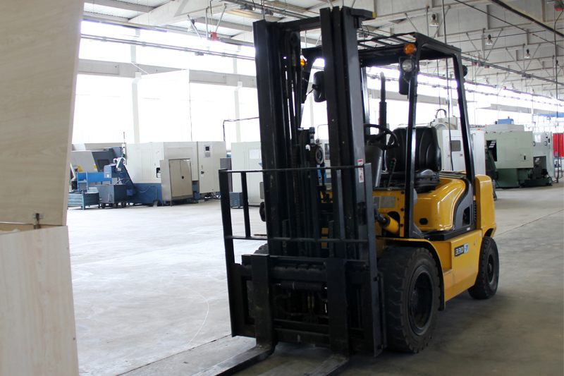 carretilla elevadora en almacén